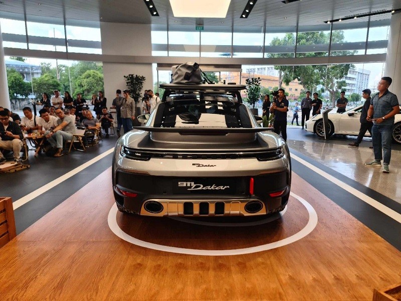 Cận cảnh siêu xe thể thao Porsche 911 Dakar 2023 vừa ra mắt tại Việt Nam