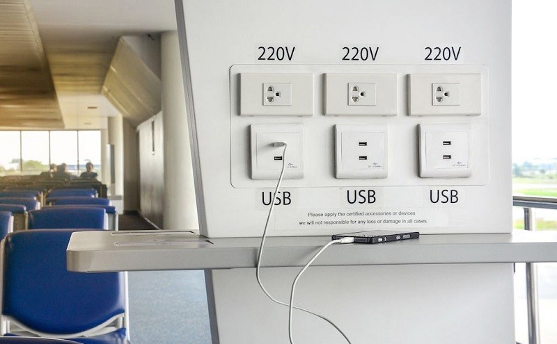 Việc sạc pin điện thoại ở những nơi công cộng tiềm ẩn rủi ro bị đánh cắp dữ liệu cao. Việc sạc pin điện thoại ở những nơi công cộng tiềm ẩn rủi ro bị đánh cắp dữ liệu cao.