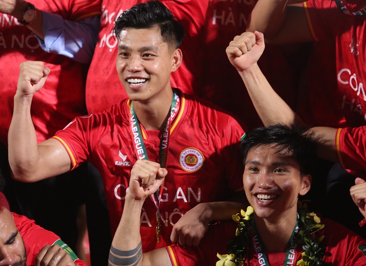 Văn Thanh giải cơn khát vô địch V-League khi gia nhập CAHN ở đầu mùa giải này. Trước đó, anh từng có 8 mùa giải khoác áo CLB Hoàng Anh Gia Lai nhưng không giành được danh hiệu nào cùng đội bóng phố núi. 