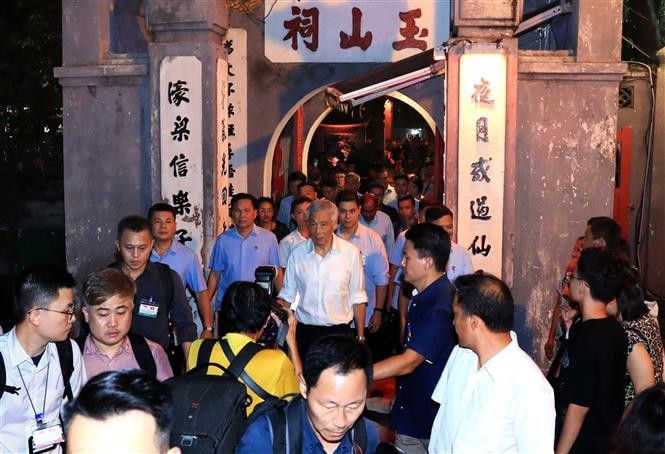 Thủ tướng Singapore Lý Hiển Long dạo Hồ Hoàn Kiếm, thưởng thức món ăn Hà Nội Thủ tướng Singapore Lý Hiển Long dạo Hồ Hoàn Kiếm, thưởng thức món ăn Hà Nội