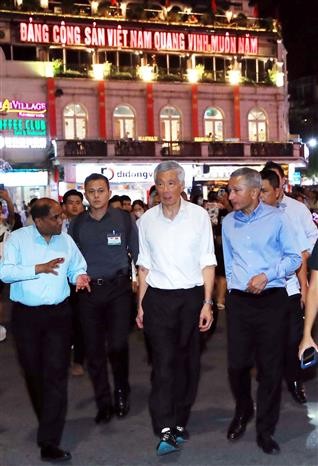 Thủ tướng Singapore Lý Hiển Long dạo Hồ Hoàn Kiếm, thưởng thức món ăn Hà Nội Thủ tướng Singapore Lý Hiển Long dạo Hồ Hoàn Kiếm, thưởng thức món ăn Hà Nội