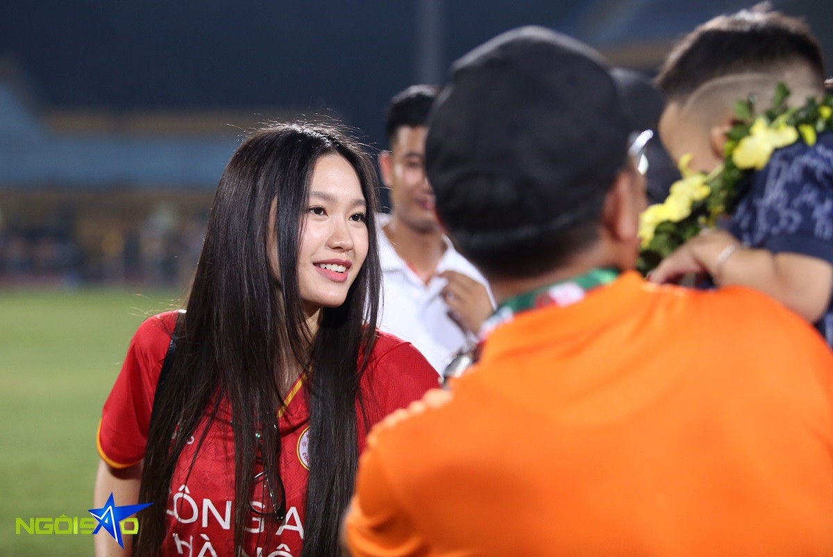 Hải My sau đó trao lại vòng nguyệt quế cho cháu trai của Văn Hậu để chụp ảnh. 