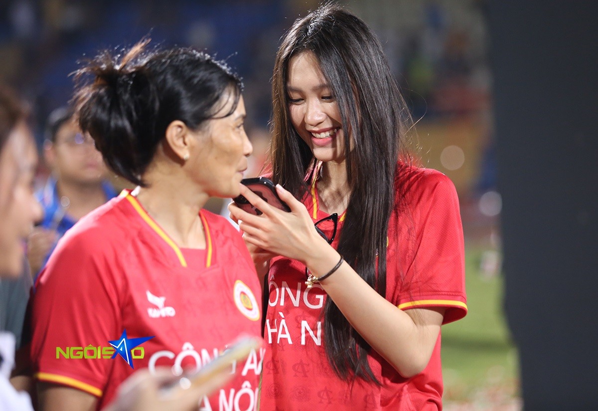 Trong thời gian chờ đợi Văn Hậu chia vui cùng các đồng đội và người hâm mộ, Hải My đứng xem điện thoại. Cô ghi lại nhiều hình ảnh của bạn trai trong lễ trao giải. 