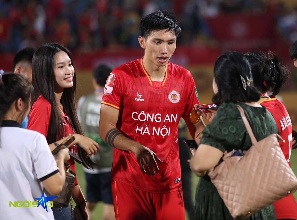 Văn Hậu ra gặp bạn gái và người thân sau khi đáp ứng yêu cầu chụp ảnh, xin chữ ký từ người hâm mộ. 