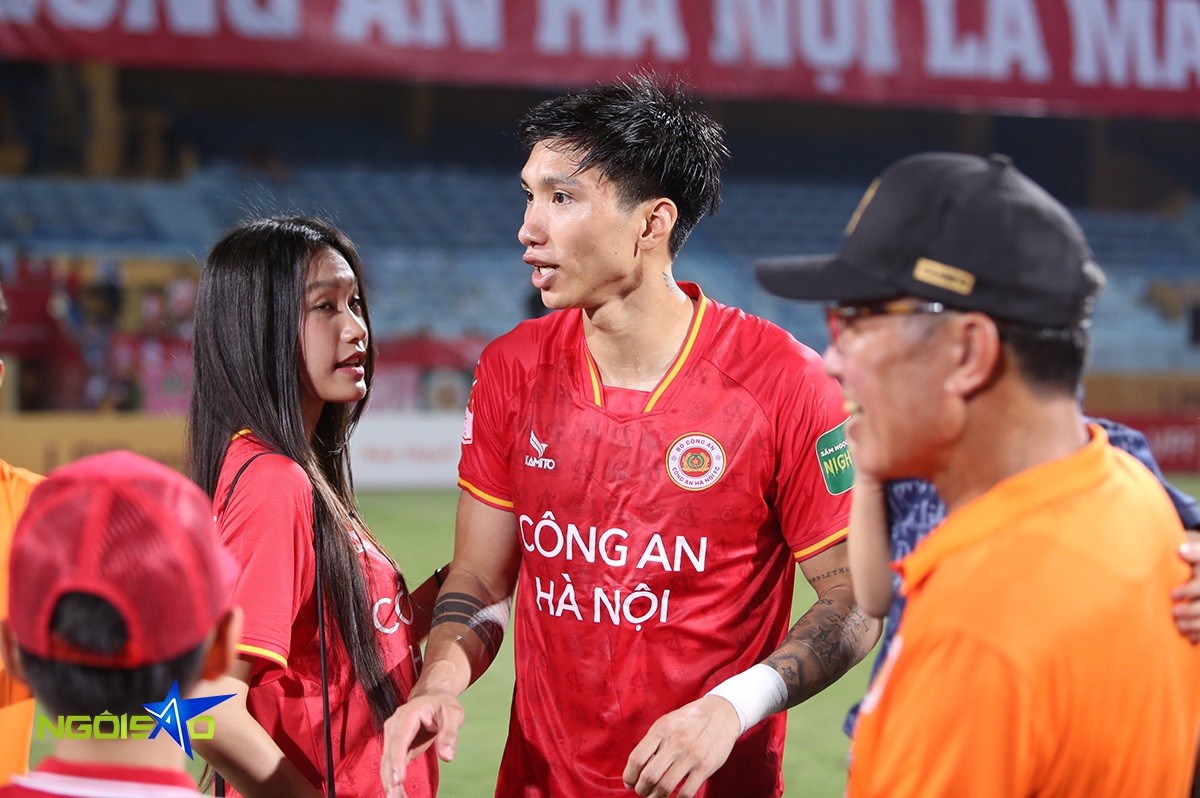 Văn Hậu tạm biệt bạn gái và gia đình để trở lại phòng thay đồ. 