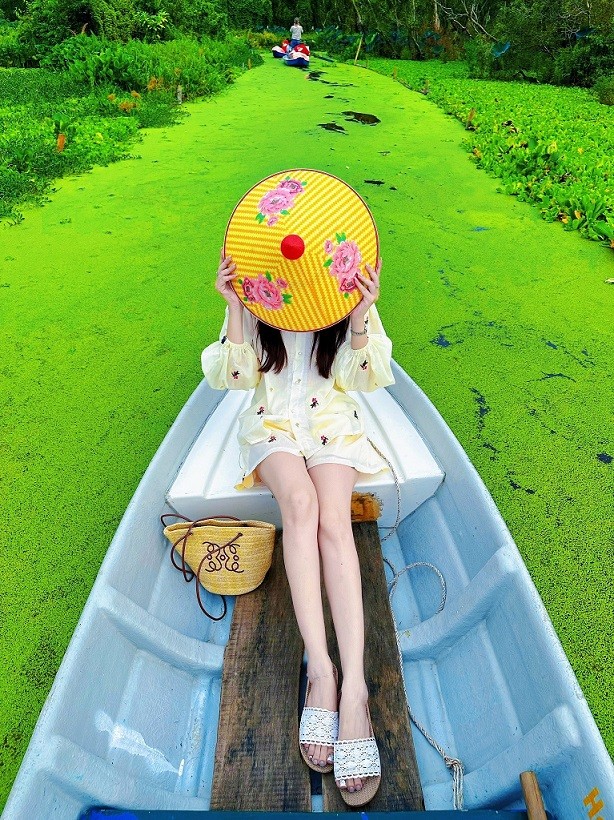 Màu xanh của thảm bèo vô cùng bắt mắt Màu xanh của thảm bèo vô cùng bắt mắt