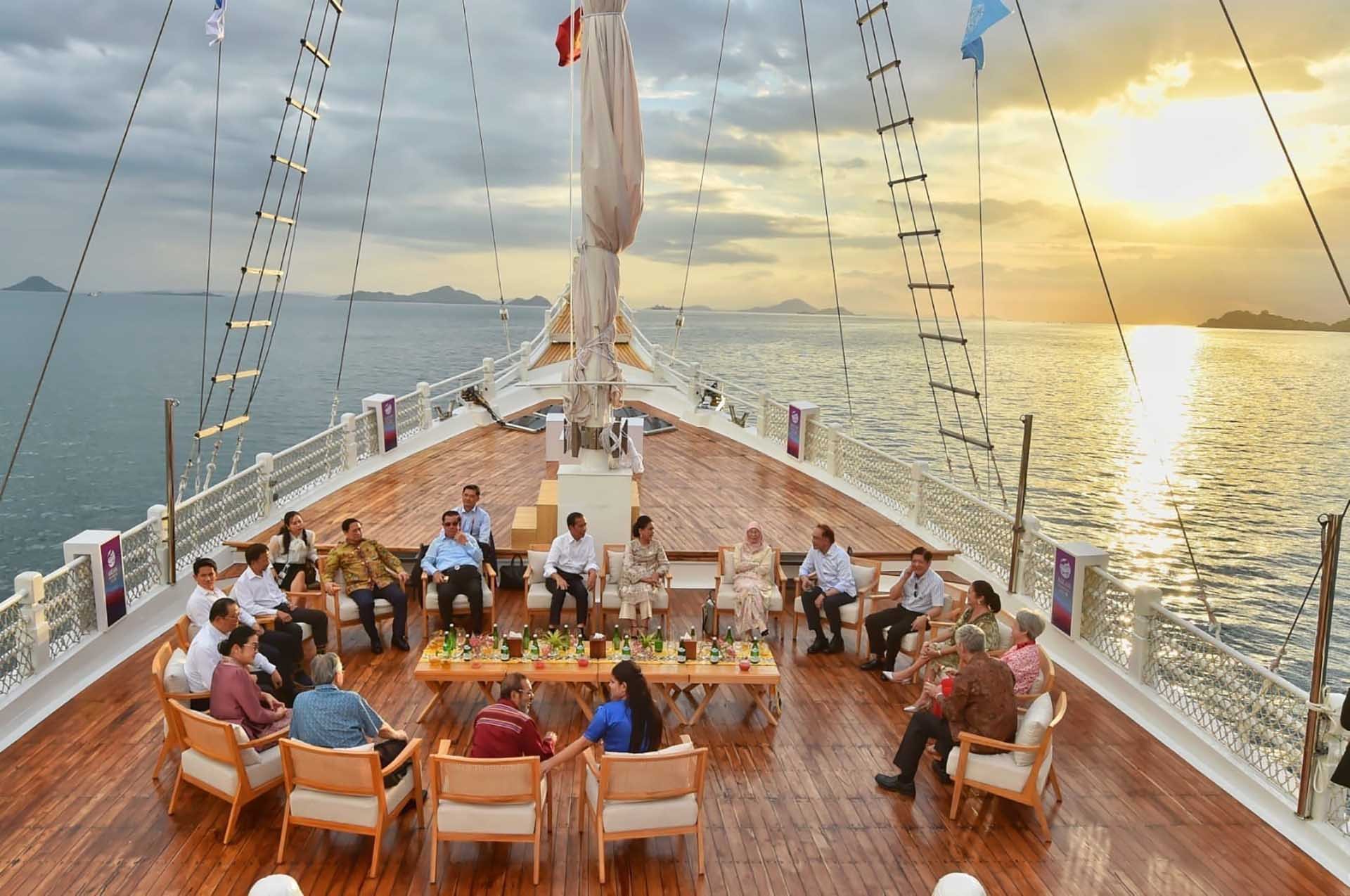 Thủ tướng Phạm Minh Chính và các nhà lãnh đạo ASEAN tham quan và thưởng ngoạn hoàng hôn vùng biển Labuan Bajo trong khuôn khổ Hội nghị cấp cao ASEAN lần thứ 42 từ ngày 9-11/5 tại Indonesia.