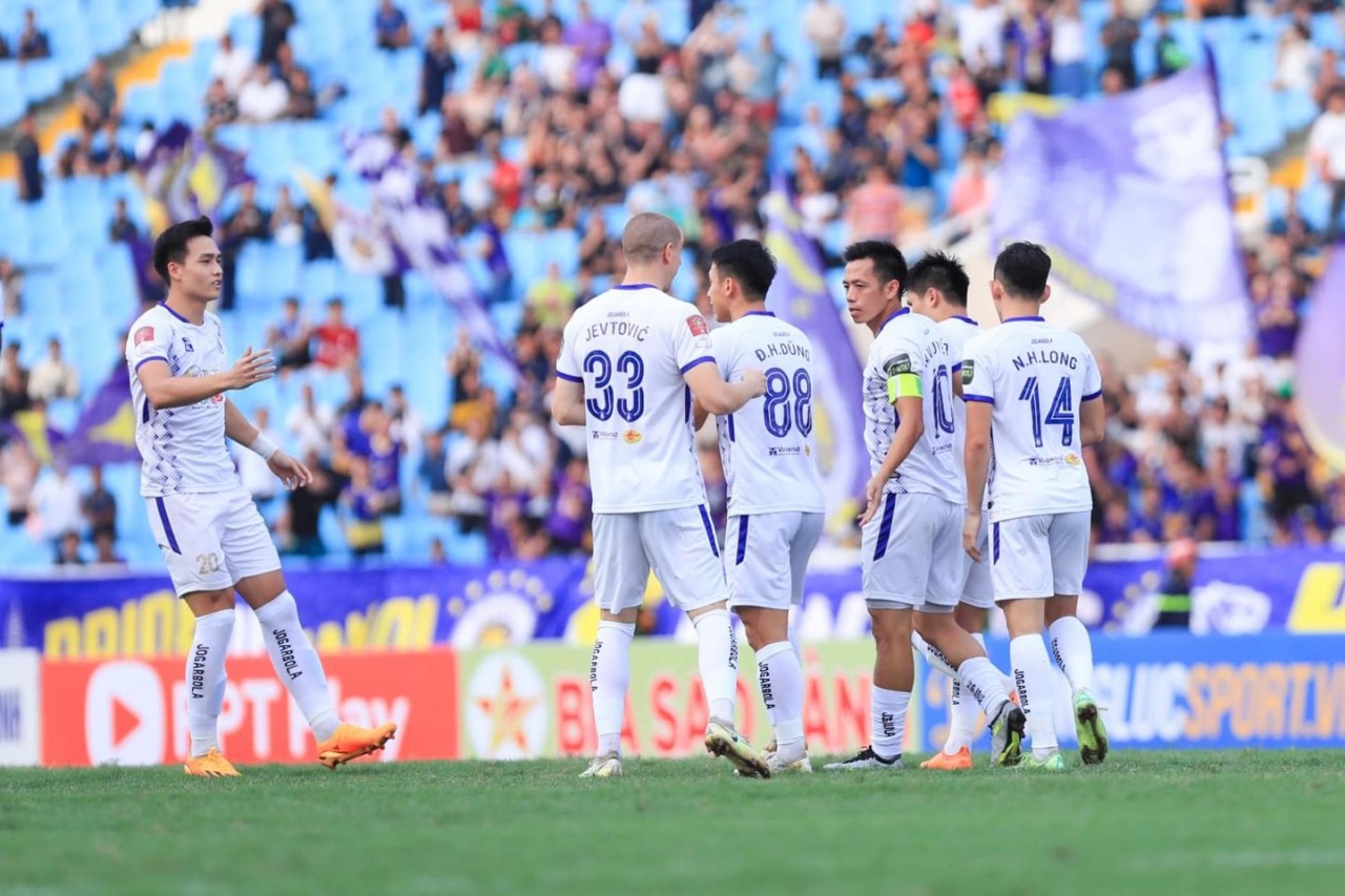 Cầu thủ Văn Quyết (đeo băng đội trưởng) và đồng đội CLB Hà Nội. (Nguồn: Facebook Hà Nội FC) Cầu thủ Văn Quyết (đeo băng đội trưởng) và đồng đội CLB Hà Nội. (Nguồn: Facebook Hà Nội FC)