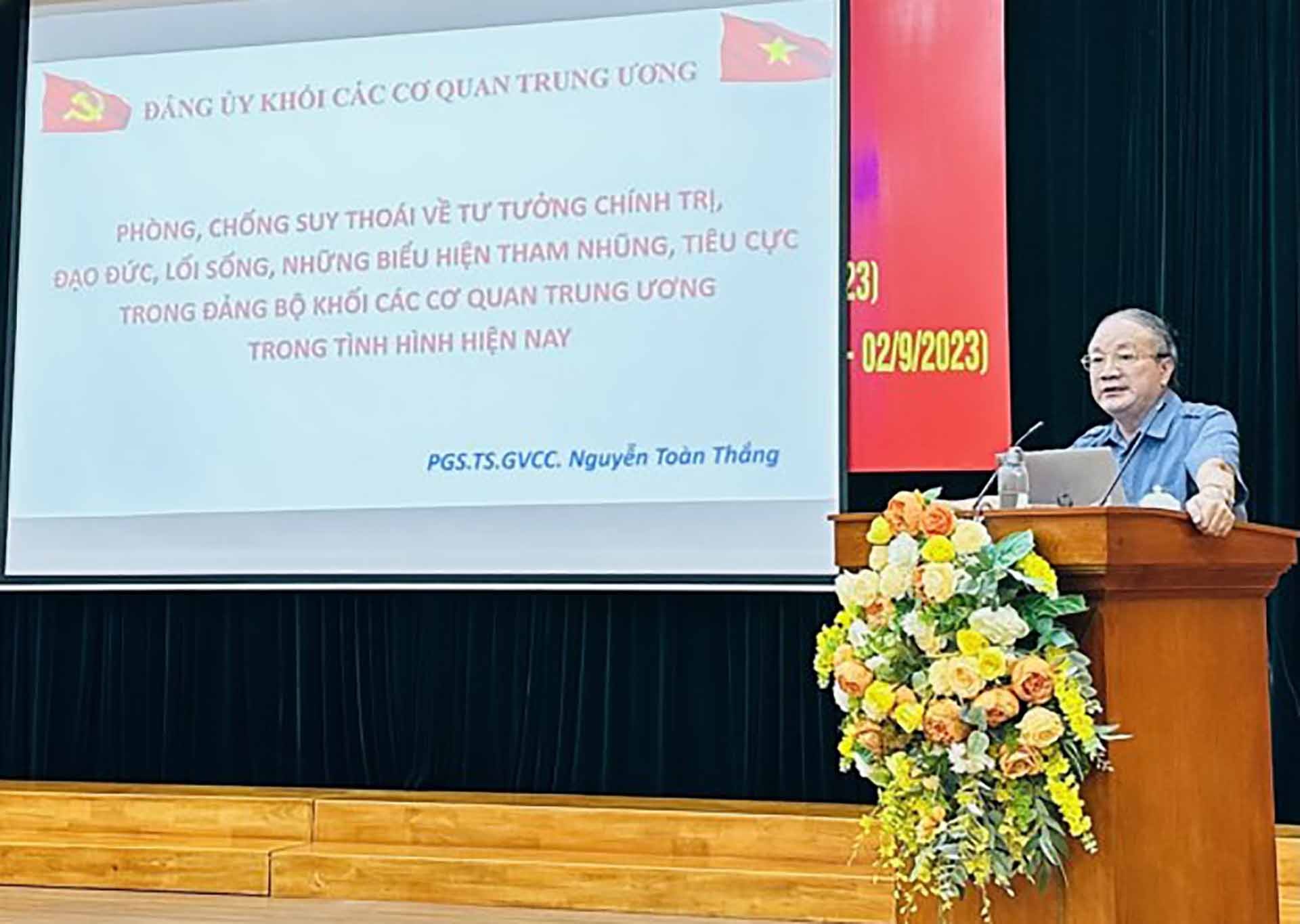 PGS.TS. GVCC Nguyễn Toàn Thắng, nguyên Viện trưởng Viện Văn hóa và Phát triển, Học viện Chính trị quốc gia Hồ Chí Minh báo cáo chuyên đề tại Hội nghị. (Nguồn: ĐUKCCQTƯ) PGS.TS. GVCC Nguyễn Toàn Thắng, nguyên Viện trưởng Viện Văn hóa và Phát triển, Học viện Chính trị quốc gia Hồ Chí Minh báo cáo chuyên đề tại Hội nghị. (Nguồn: ĐUKCCQTƯ)