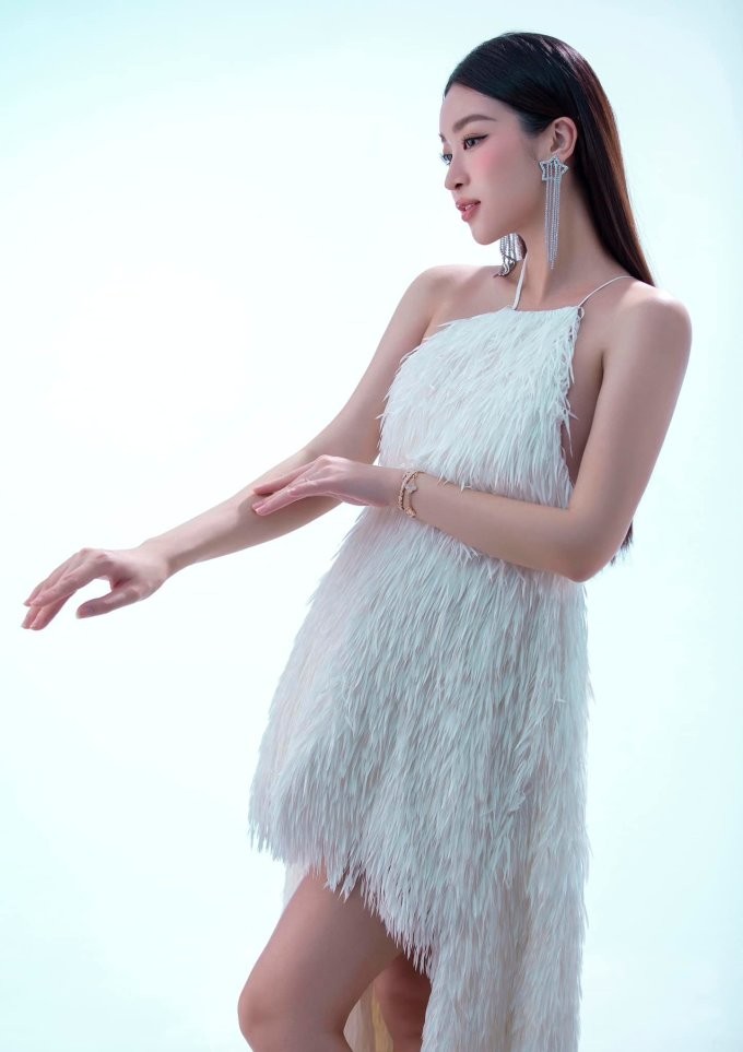 Trong một lần hiếm hoi chia sẻ về cuộc sống làm dâu hào môn, Hoa hậu Đỗ Mỹ Linh cho biết, cô thấy bỡ ngỡ khi bắt đầu học mọi thứ. 3 tháng sau đám cưới, cô thấy mình trưởng thành và có trách nhiệm hơn. 