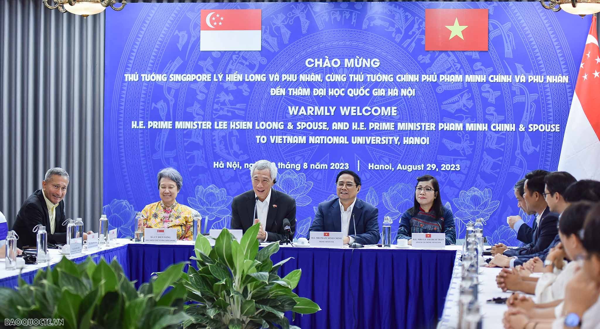 Thủ tưởng Phạm Minh Chính và Thủ tướng Lý Hiển gặp gỡ, ăn trưa cùng sinh viên Thủ tướng Việt Nam, Singapore và hai Phu nhân giao lưu, cùng ăn trưa với sinh viên Đại học Quốc gia Hà Nội