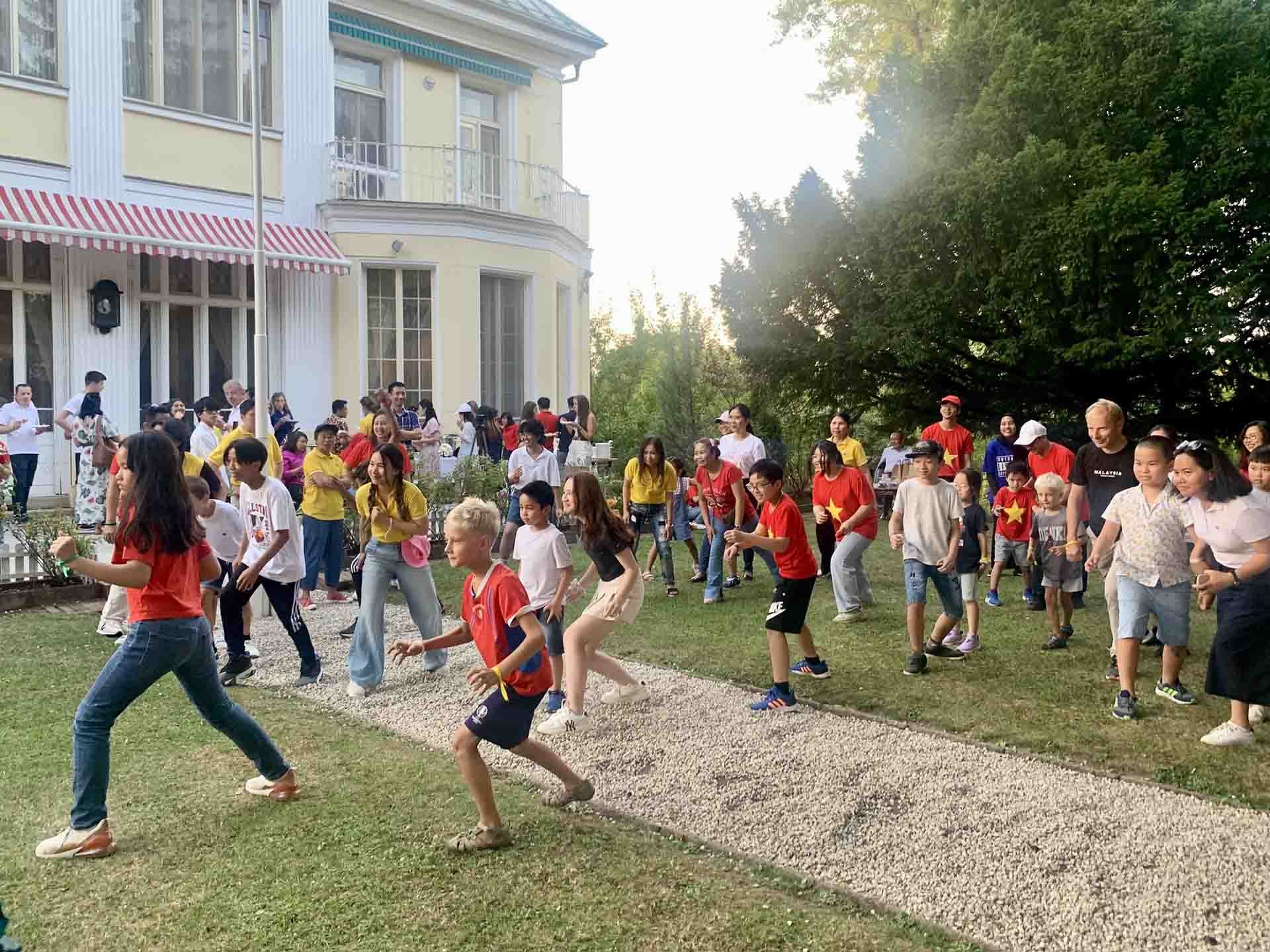 Đoàn kết, sôi nổi Ngày gia đình ASEAN tại Cộng hòa Czech Đoàn kết, sôi nổi Ngày gia đình ASEAN tại Cộng hòa Czech