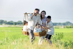 Ca sĩ Vy Oanh kết hợp cùng gia đình quay MV ca nhạc mới trong khung cảnh đồng quê