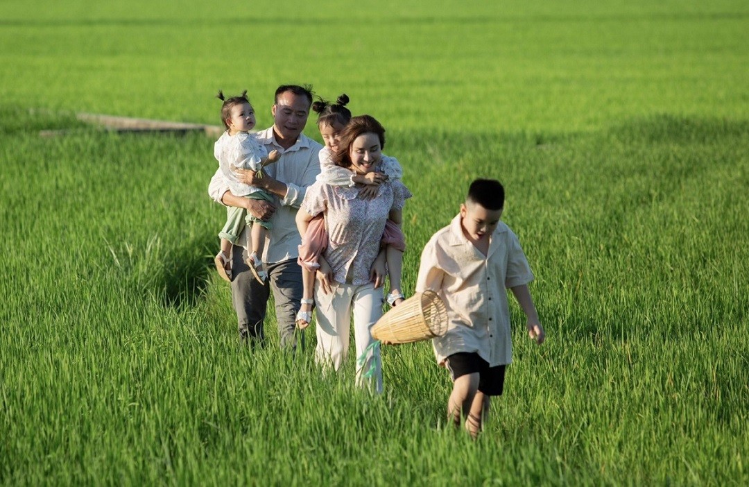 Ca sĩ Vy Oanh kết hợp cùng gia đình quay MV ca nhạc mới trong khung cảnh đồng quê