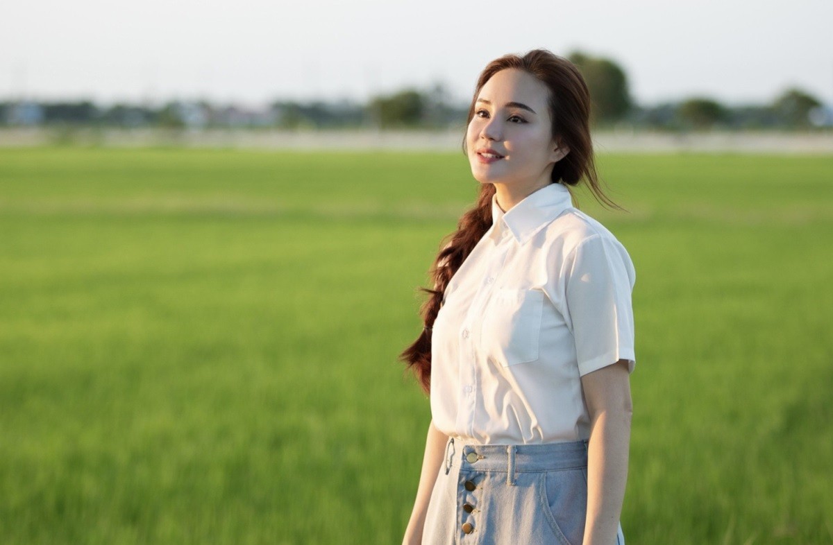 Nữ ca sĩ khoe sắc vóc 3 con khi dạo chơi, diễn xuất giữa cánh đồng quê. 