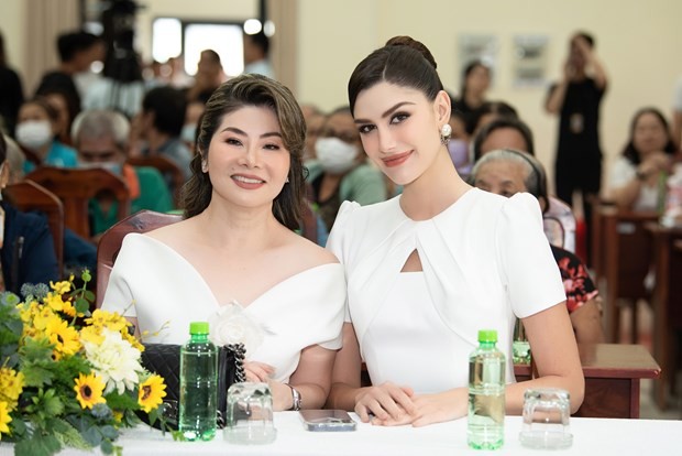 Top 5 Hoa hậu Hòa bình Việt Nam 2023 và đương kim Miss Grand International giản dị đi từ thiện