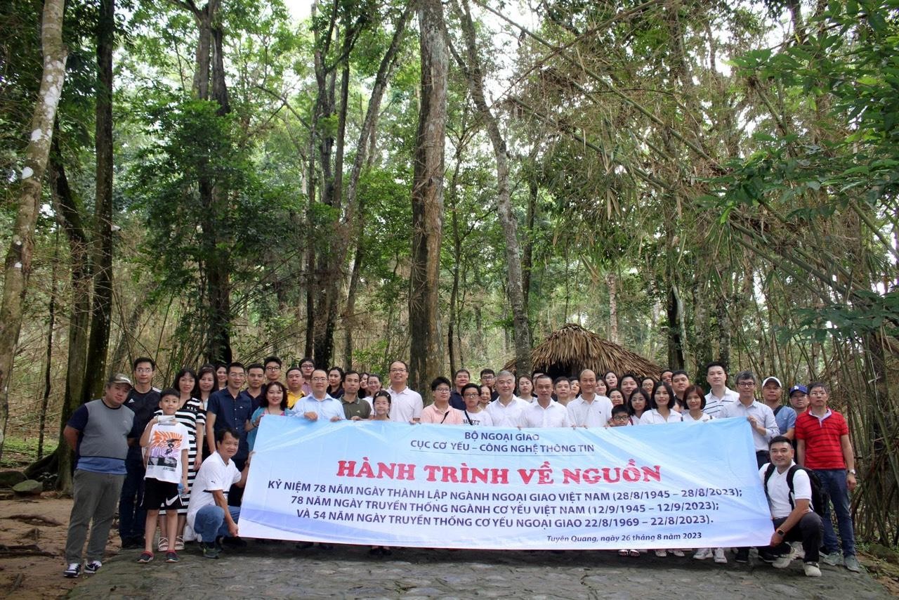 Cục Cơ yếu và Công nghệ thông tin, Bộ Ngoại giao tổ chức hành trình về nguồn
