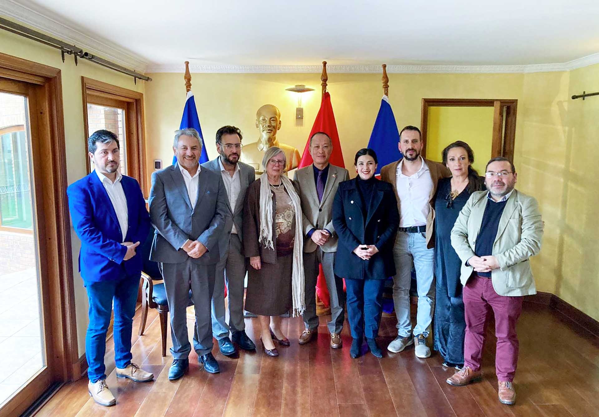 Đại sứ Phạm Trường Giang và các đại biểu.