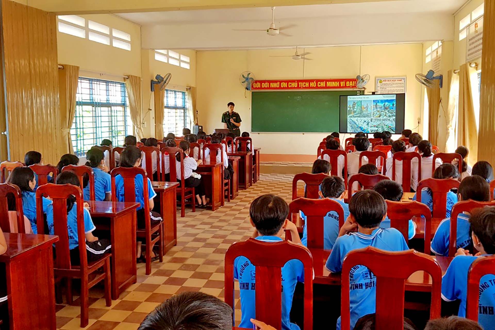 Quang cảnh buổi tuyên truyền. (Ảnh: Chiến Khu) Quang cảnh buổi tuyên truyền. (Ảnh: Chiến Khu)