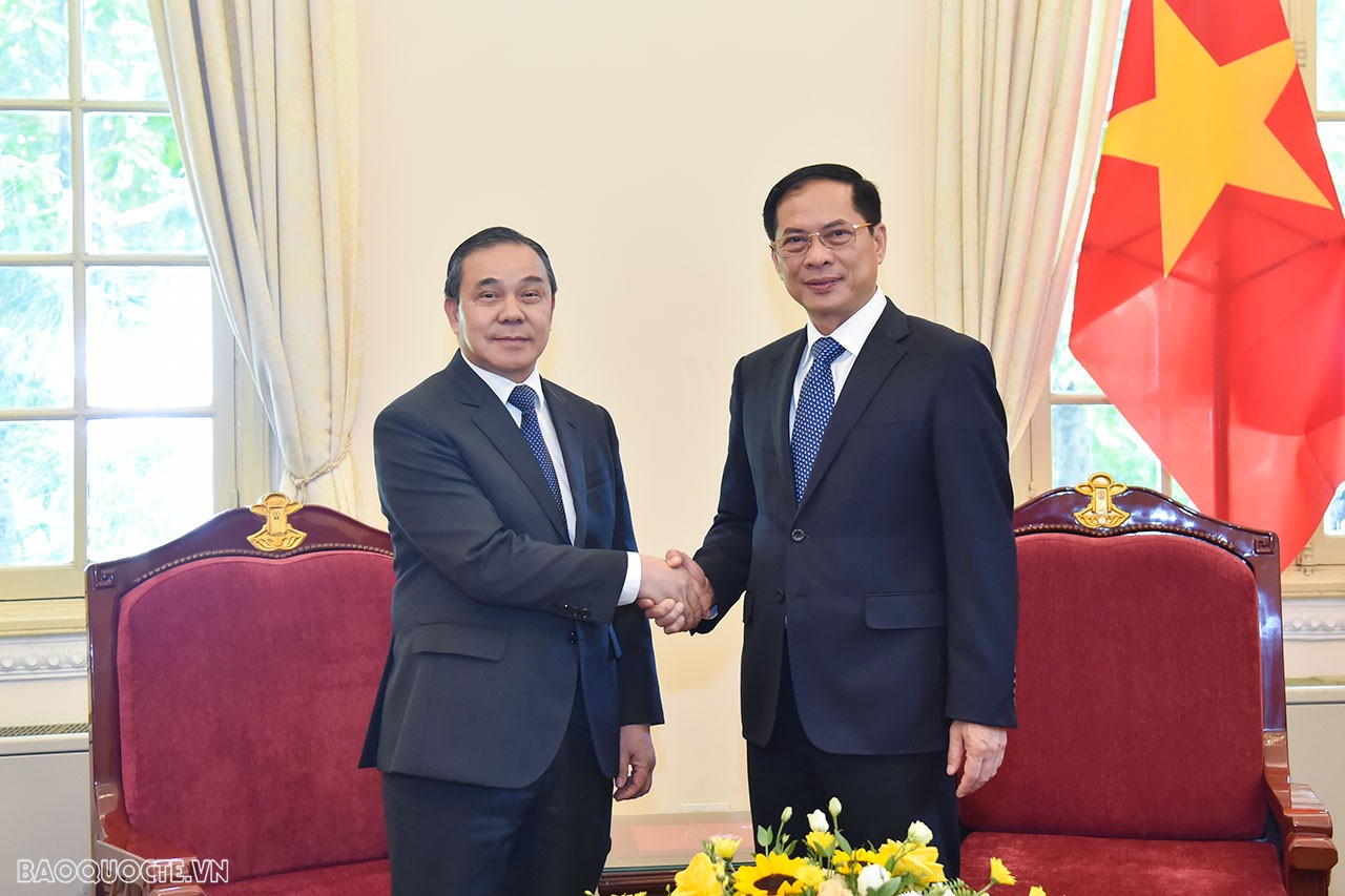 Ngày 30/8, tại Nhà khách Chính phủ, thừa ủy quyền của Chủ tịch nước Võ Văn Thưởng, Bộ trưởng Bùi Thanh Sơn đã trao tặng Huân chương Lao động hạng Nhất cho Đại sứ Lào tại Việt Nam Sengphet Houngboungnuang. (Ảnh: Tuấn Anh) Ngày 30/8, tại Nhà khách Chính phủ, thừa ủy quyền của Chủ tịch nước Võ Văn Thưởng, Bộ trưởng Bùi Thanh Sơn đã trao tặng Huân chương Lao động hạng Nhất cho Đại sứ Lào tại Việt Nam Sengphet Houngboungnuang. (Ảnh: Tuấn Anh)