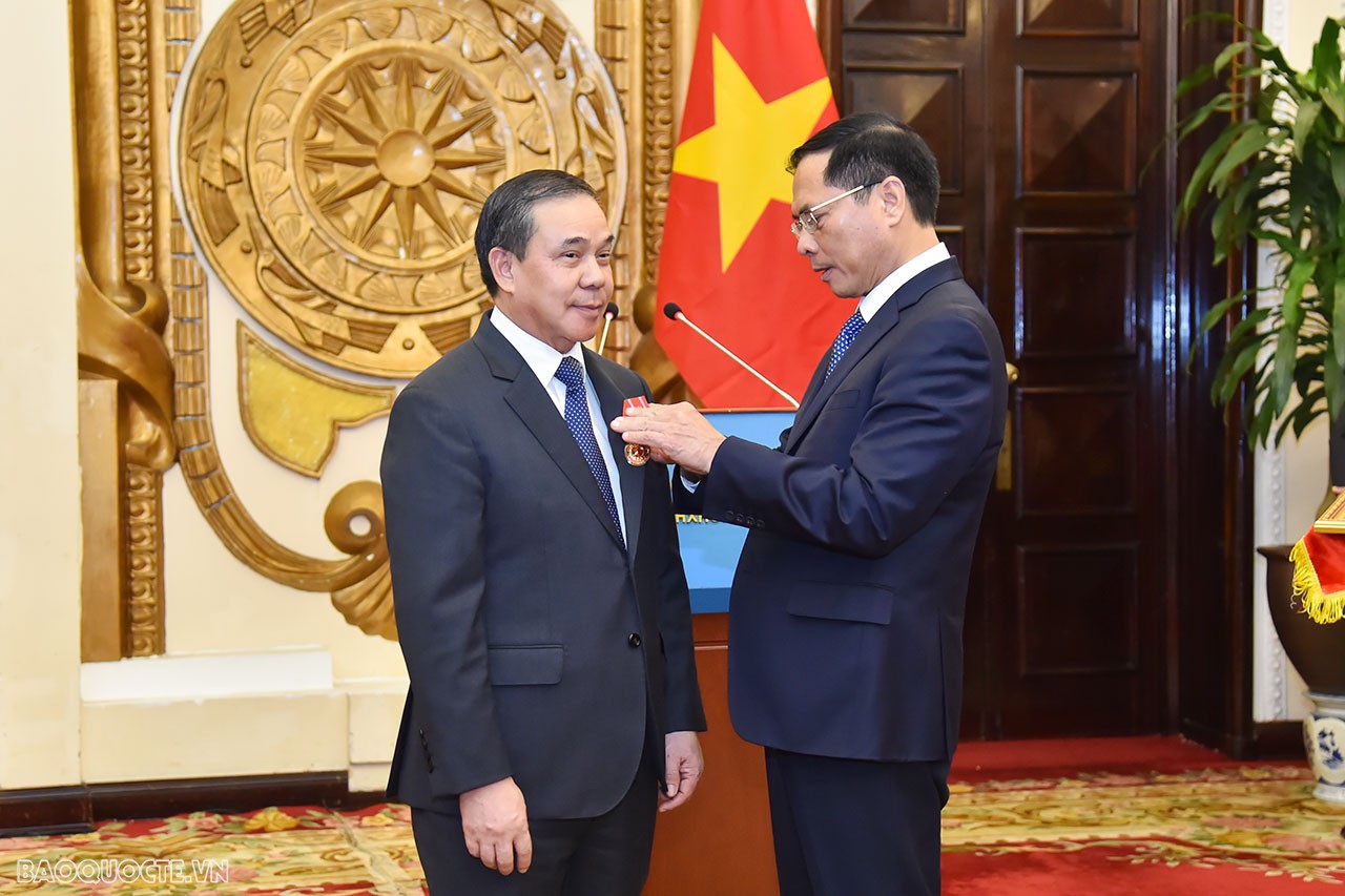 Ngày 30/8, tại Nhà khách Chính phủ, thừa ủy quyền của Chủ tịch nước Võ Văn Thưởng, Bộ trưởng Bùi Thanh Sơn đã trao tặng Huân chương Lao động hạng Nhất cho Đại sứ Lào tại Việt Nam Sengphet Houngboungnuang. (Ảnh: Tuấn Anh) Ngày 30/8, tại Nhà khách Chính phủ, thừa ủy quyền của Chủ tịch nước Võ Văn Thưởng, Bộ trưởng Bùi Thanh Sơn đã trao tặng Huân chương Lao động hạng Nhất cho Đại sứ Lào tại Việt Nam Sengphet Houngboungnuang. (Ảnh: Tuấn Anh)