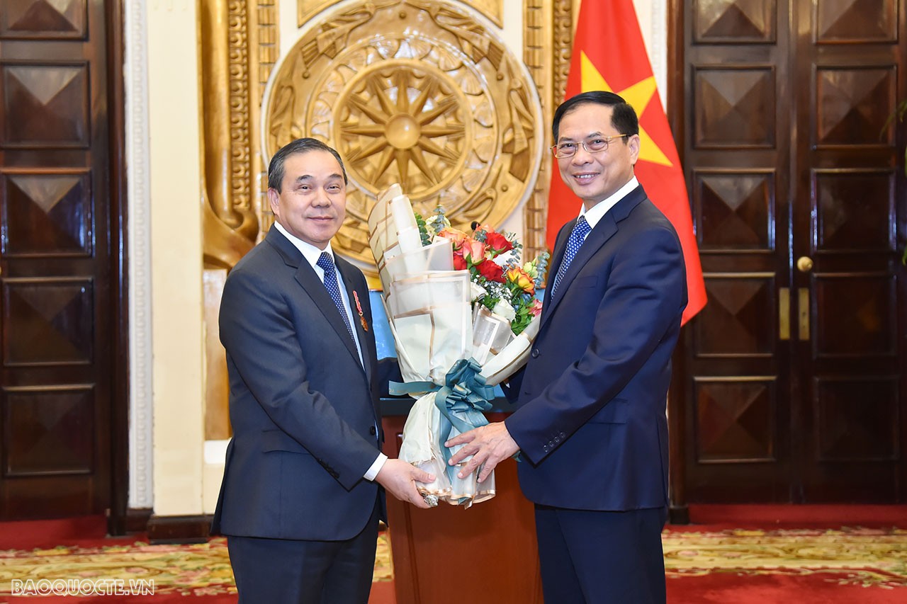 Ngày 30/8, tại Nhà khách Chính phủ, thừa ủy quyền của Chủ tịch nước Võ Văn Thưởng, Bộ trưởng Bùi Thanh Sơn đã trao tặng Huân chương Lao động hạng Nhất cho Đại sứ Lào tại Việt Nam Sengphet Houngboungnuang. (Ảnh: Tuấn Anh) Ngày 30/8, tại Nhà khách Chính phủ, thừa ủy quyền của Chủ tịch nước Võ Văn Thưởng, Bộ trưởng Bùi Thanh Sơn đã trao tặng Huân chương Lao động hạng Nhất cho Đại sứ Lào tại Việt Nam Sengphet Houngboungnuang. (Ảnh: Tuấn Anh)