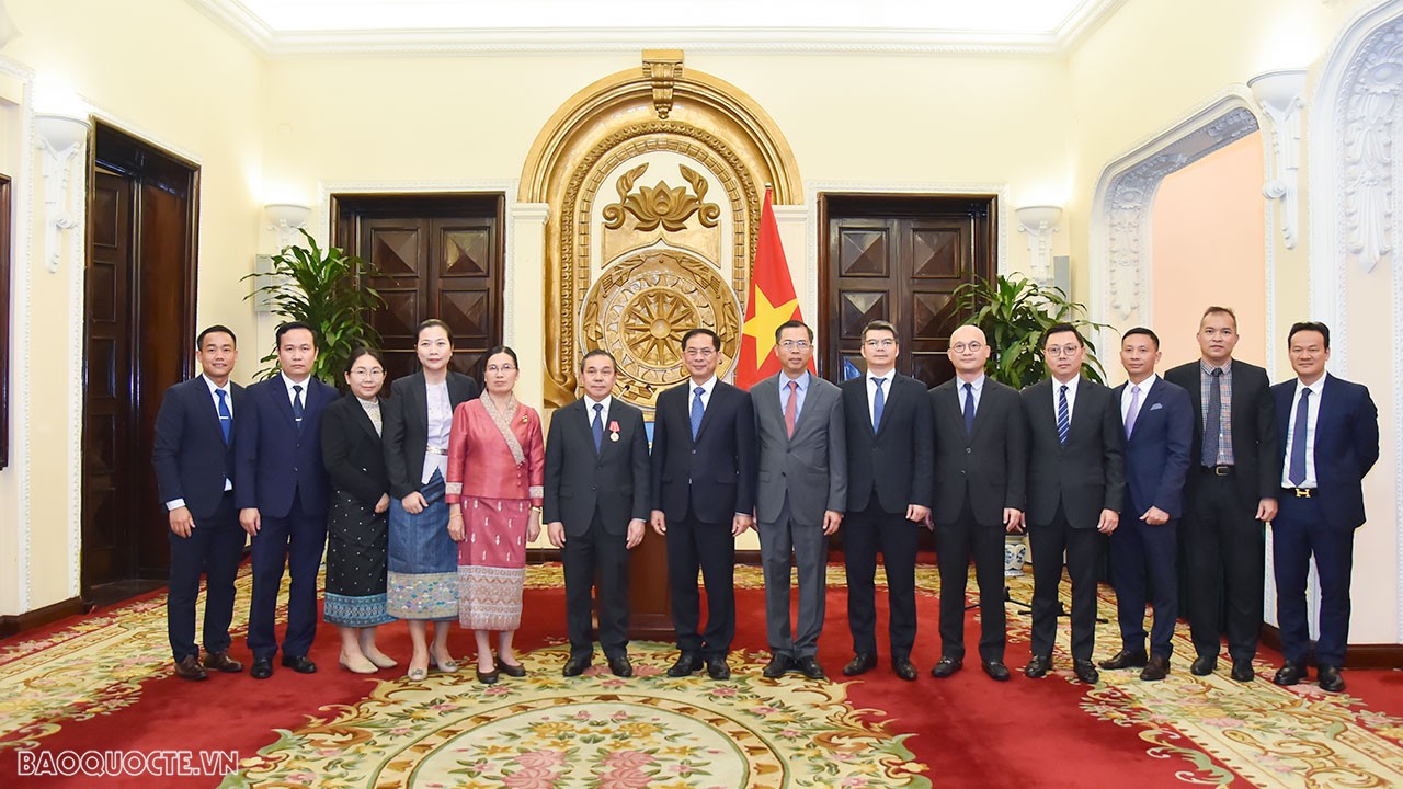 Ngày 30/8, tại Nhà khách Chính phủ, thừa ủy quyền của Chủ tịch nước Võ Văn Thưởng, Bộ trưởng Bùi Thanh Sơn đã trao tặng Huân chương Lao động hạng Nhất cho Đại sứ Lào tại Việt Nam Sengphet Houngboungnuang. (Ảnh: Tuấn Anh) Ngày 30/8, tại Nhà khách Chính phủ, thừa ủy quyền của Chủ tịch nước Võ Văn Thưởng, Bộ trưởng Bùi Thanh Sơn đã trao tặng Huân chương Lao động hạng Nhất cho Đại sứ Lào tại Việt Nam Sengphet Houngboungnuang. (Ảnh: Tuấn Anh)