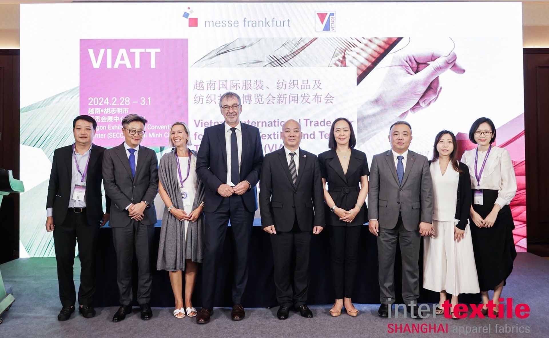 Các đại biểu chụp ảnh lưu niệm.