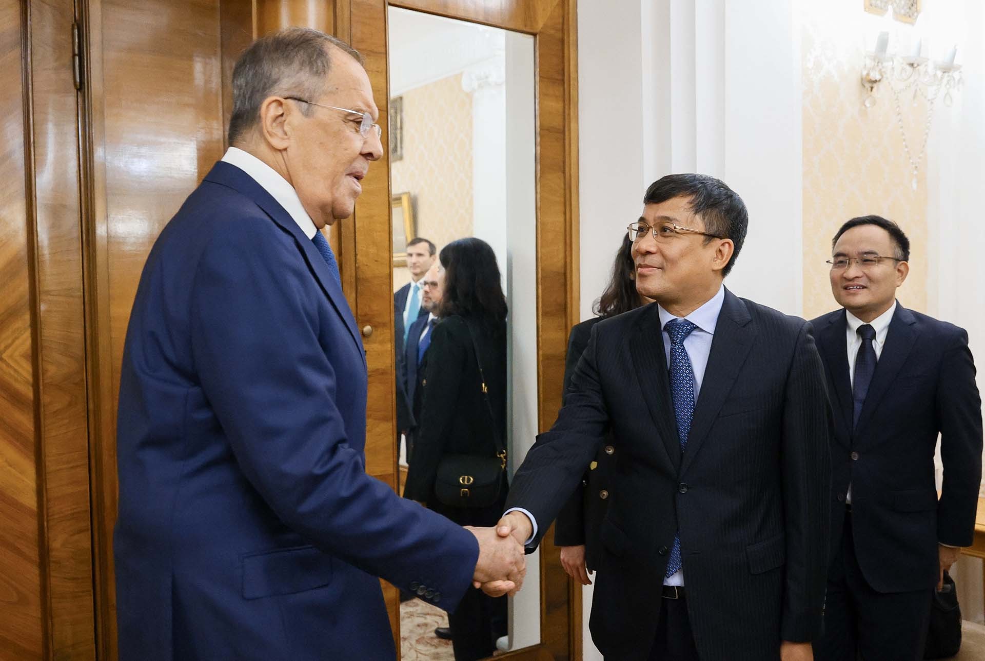 Thứ trưởng Thường trực Bộ Ngoại giao Nguyễn Minh Vũ chào Bộ trưởng Ngoại giao Nga Sergey Lavrov. Thứ trưởng Thường trực Bộ Ngoại giao Nguyễn Minh Vũ chào Bộ trưởng Ngoại giao Nga Sergey Lavrov.