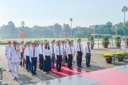 Bộ trưởng Bùi Thanh Sơn dẫn đầu đoàn Bộ Ngoại giao vào Lăng viếng Chủ tịch Hồ Chí Minh dịp Quốc khánh 2/9
