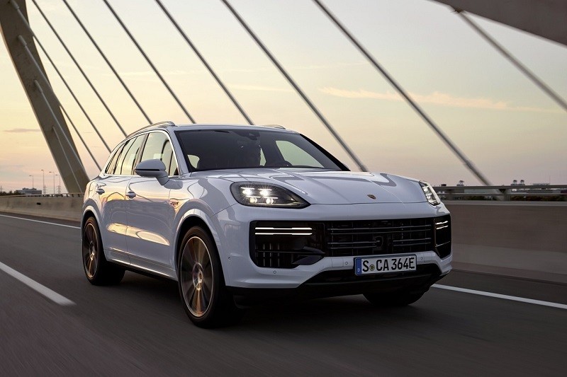 Porsche Cayenne Turbo E-Hybrid 2024 có công suất tối đa lên đến 729 mã lực. Porsche Cayenne Turbo E-Hybrid 2024 có công suất tối đa lên đến 729 mã lực.