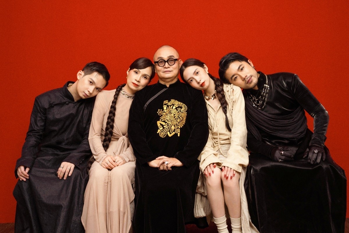 Nhân kỷ niệm năm đầu tiên đón lễ Vu Lan với thành viên mới, con rể Đức Triệu, gia đình nghệ sĩ Xuân Hinh đã thực hiện bộ ảnh. Ý tưởng của bộ hình đến từ vợ chồng con gái nghệ sĩ là Linh Bùi - Đức Triệu và nhiếp ảnh gia Đỗ Tuấn Vũ. Đó là tái hiện những ảnh chụp chung gần nhất của cả nhà cách đây hơn 10 năm. Đây cũng là lần hiếm hoi vợ nghệ sĩ Xuân Hinh - bà Phương Lan và con trai Xuân Quang chụp ảnh thời trang nên có đôi chút bỡ ngỡ.