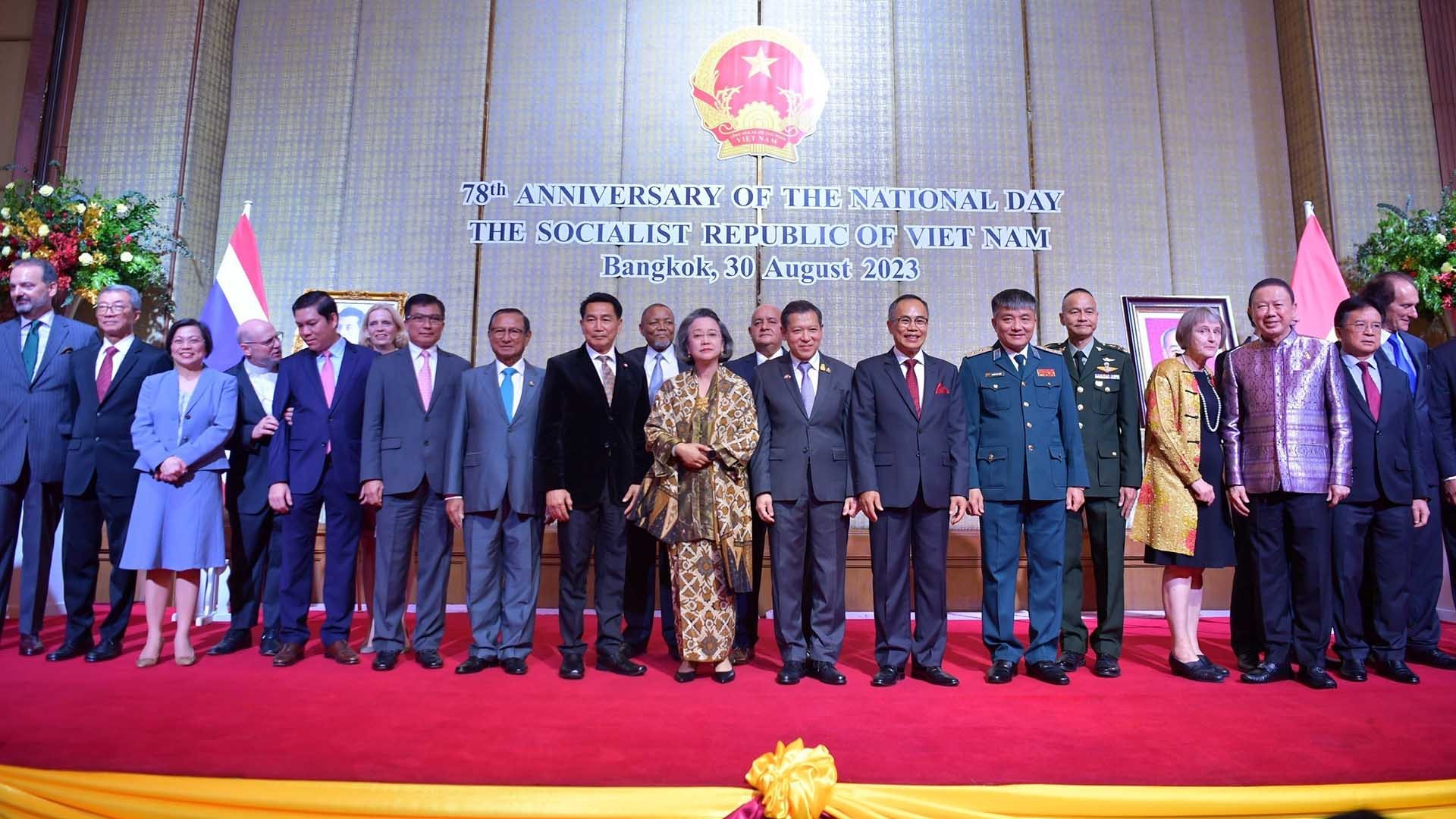 Các quan khách chụp ảnh lưu niệm. (Nguồn: TTXVN) Các quan khách chụp ảnh lưu niệm. (Nguồn: TTXVN)