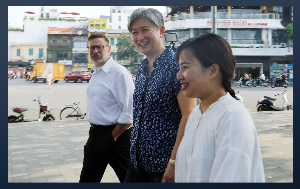 Bộ trưởng Ngoại giao Australia Penny Wong đi dạo và nghe giới thiệu về Hồ Gươm. Bộ trưởng Ngoại giao Australia Penny Wong đi dạo và nghe giới thiệu về Hồ Gươm.