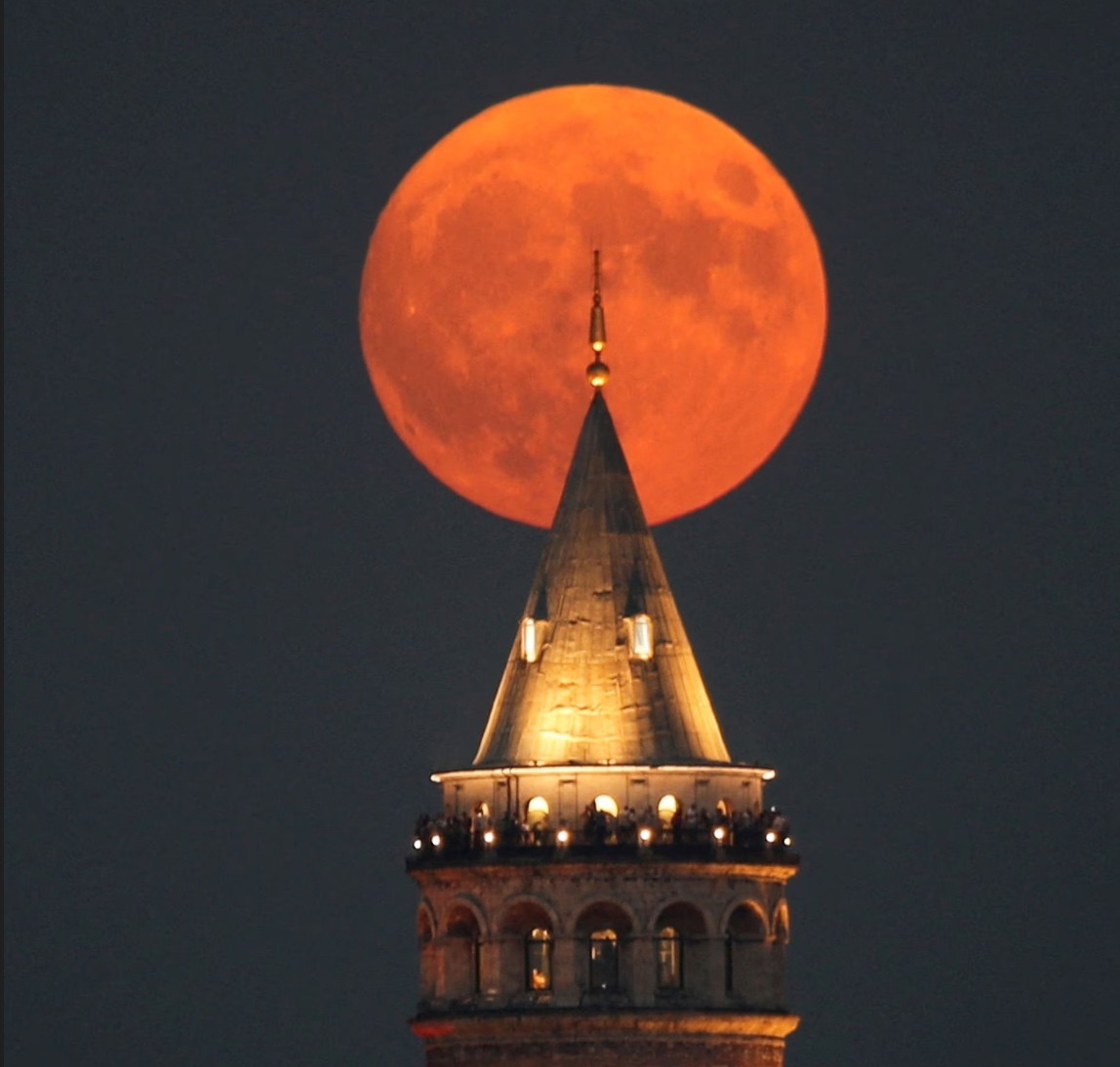 Hình ảnh siêu trăng hiếm gặp trên bầu trời Hà Nội