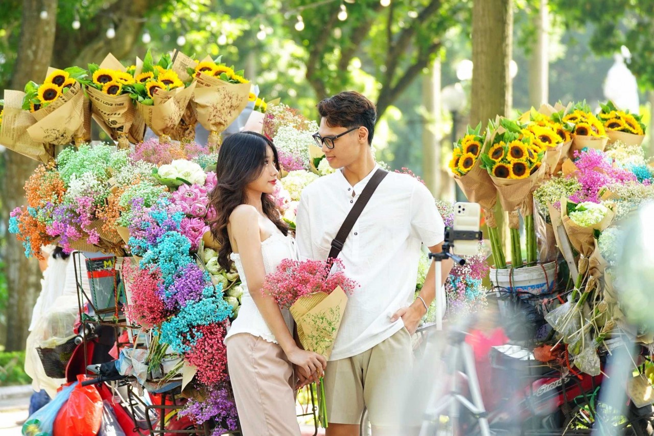 Giới trẻ đua nhau chụp ảnh cùng xe bán hoa đón mùa Thu Hà Nội
