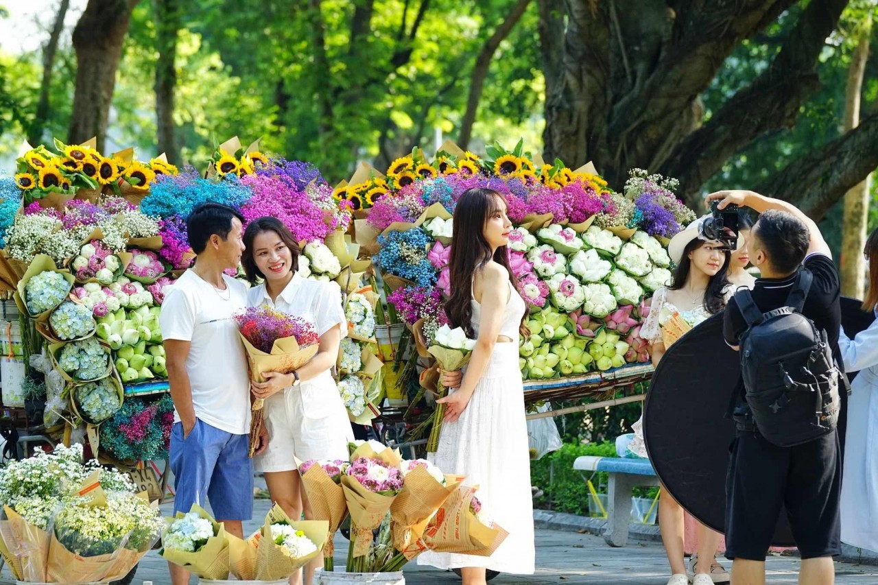 Giới trẻ đua nhau chụp ảnh cùng xe bán hoa đón mùa Thu Hà Nội