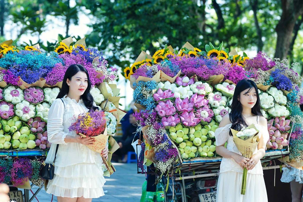 Giới trẻ đua nhau chụp ảnh cùng xe bán hoa đón mùa Thu Hà Nội
