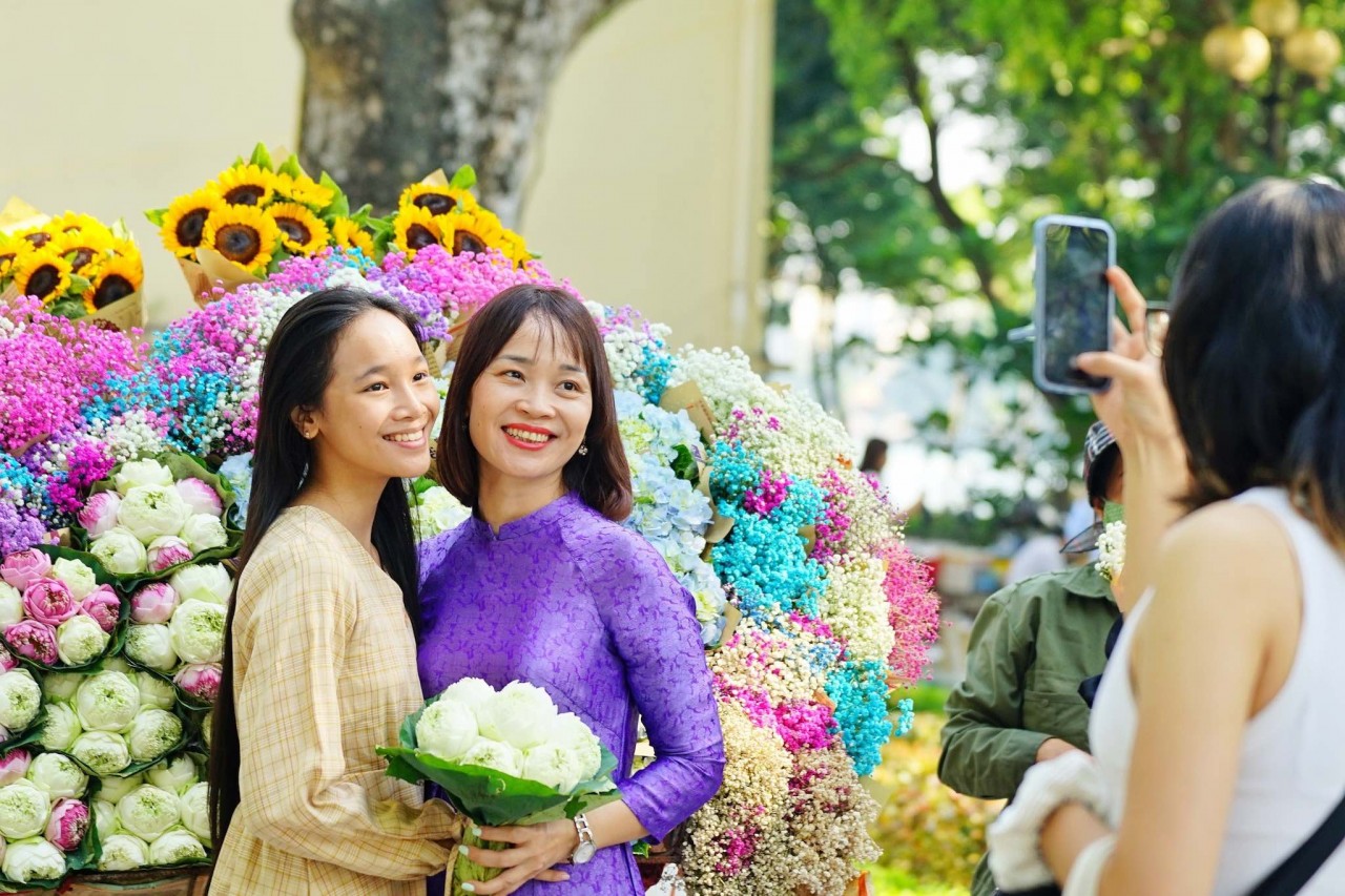 Giới trẻ đua nhau chụp ảnh cùng xe bán hoa đón mùa Thu Hà Nội