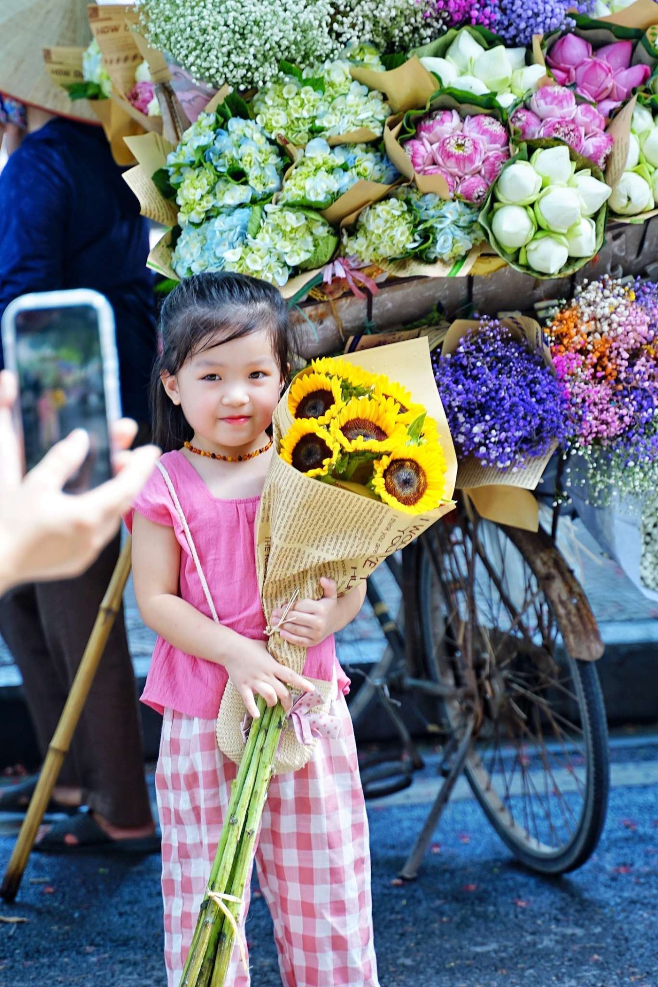 Giới trẻ đua nhau chụp ảnh cùng xe bán hoa đón mùa Thu Hà Nội