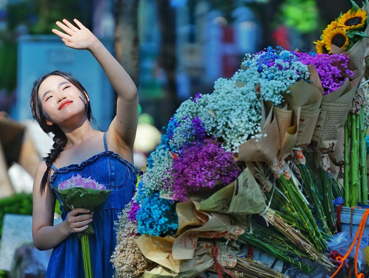 Giới trẻ đua nhau chụp ảnh cùng xe bán hoa đón mùa Thu Hà Nội