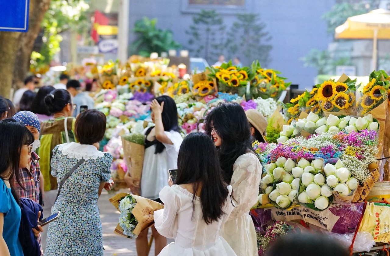 Giới trẻ đua nhau chụp ảnh cùng xe bán hoa đón mùa Thu Hà Nội
