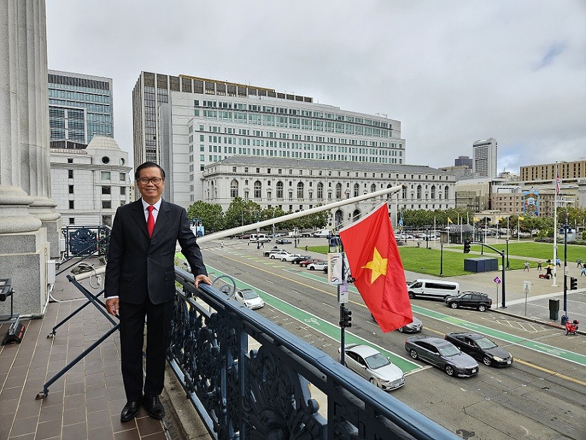 Cờ đỏ sao vàng Việt Nam tung bay trên Tòa Thị chính TP. San Francisco ngày Quốc khánh