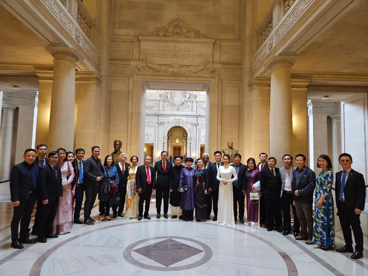 Cờ đỏ sao vàng Việt Nam tung bay trên Tòa Thị chính TP. San Francisco ngày Quốc khánh