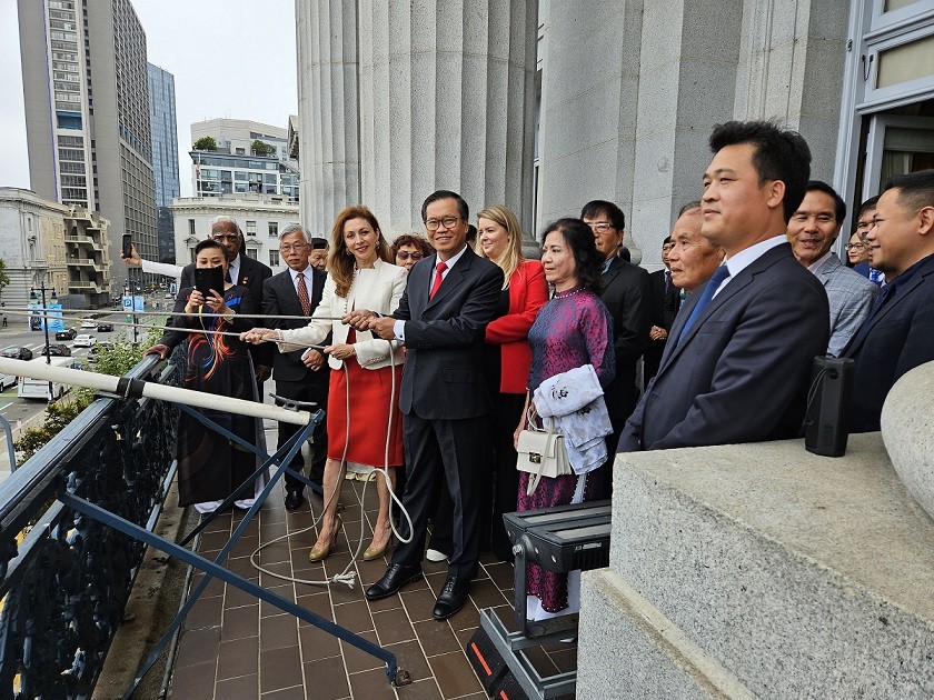 Cờ đỏ sao vàng Việt Nam tung bay trên Tòa Thị chính TP. San Francisco ngày Quốc khánh