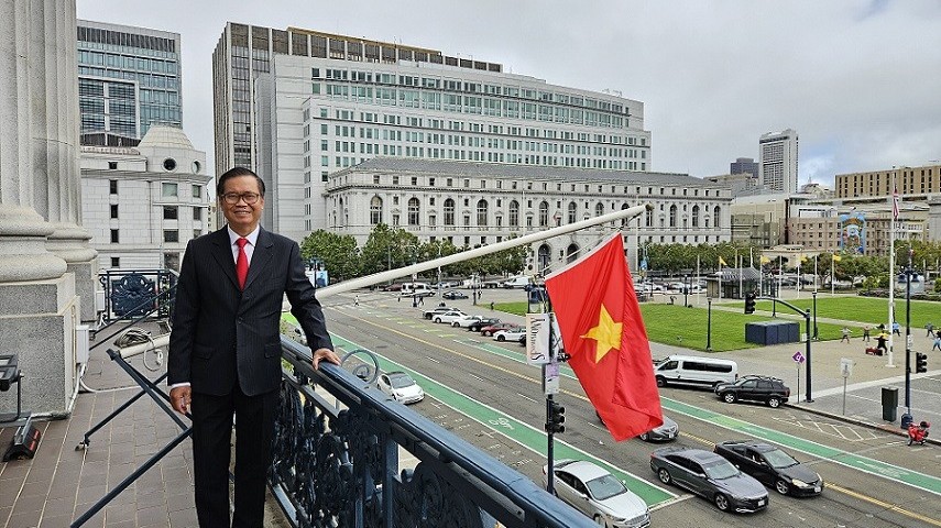 co do sao vang tung bay tren toa thi chinh tp san francisco trong ngay quoc khanh viet nam