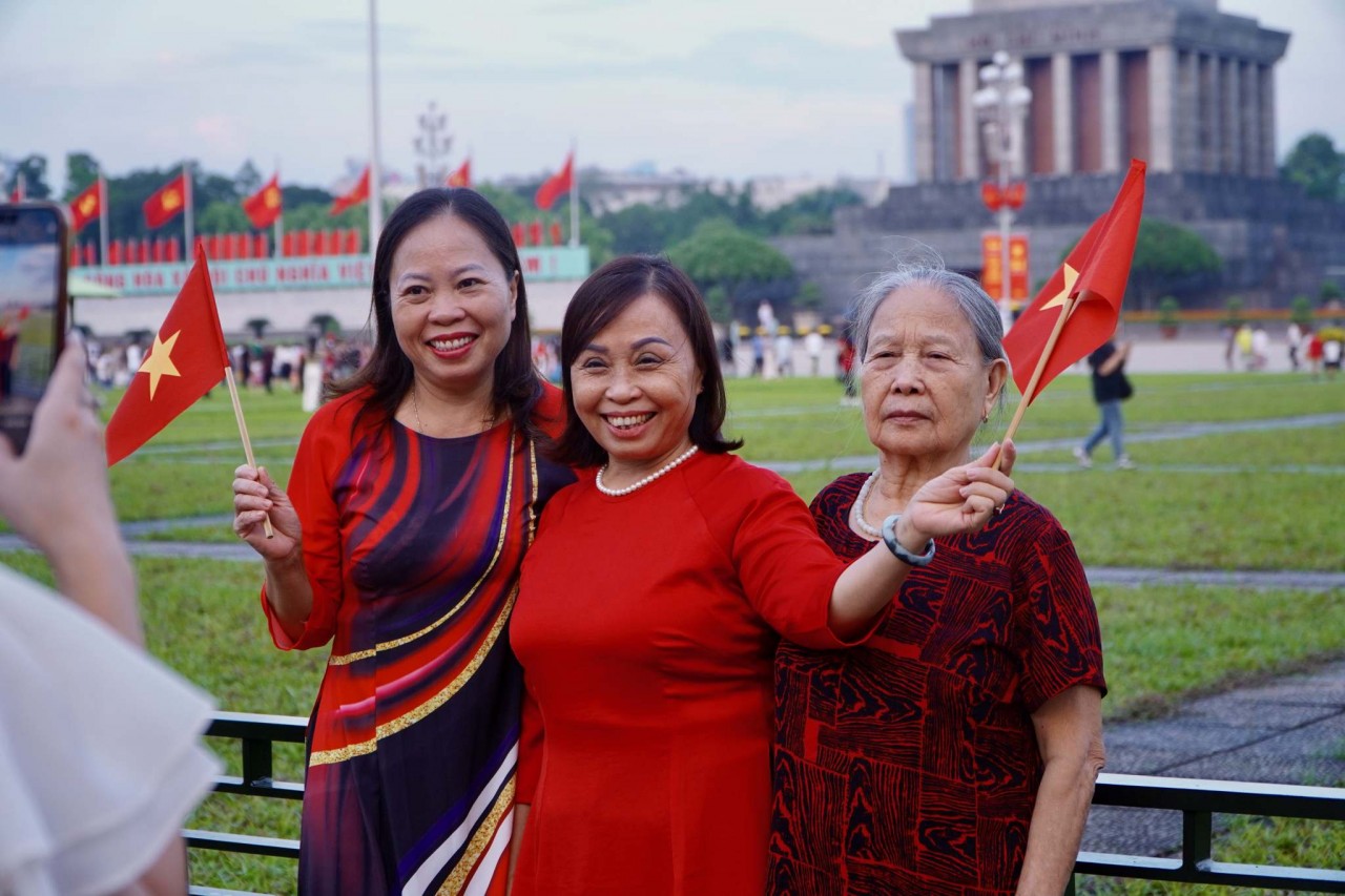 Sắc đỏ tràn ngập trong Ngày Quốc khánh 2/9 tại Thủ đô Hà Nội