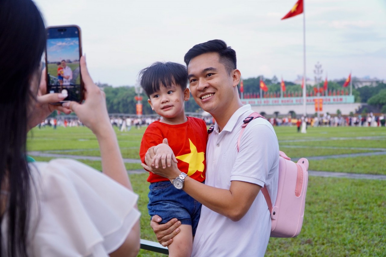 Sắc đỏ tràn ngập trong Ngày Quốc khánh 2/9 tại Thủ đô Hà Nội