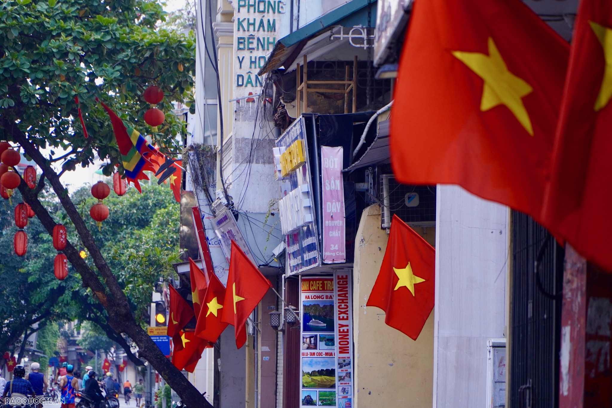 Sắc đỏ tràn ngập trong Ngày Quốc khánh 2/9 tại Thủ đô Hà Nội