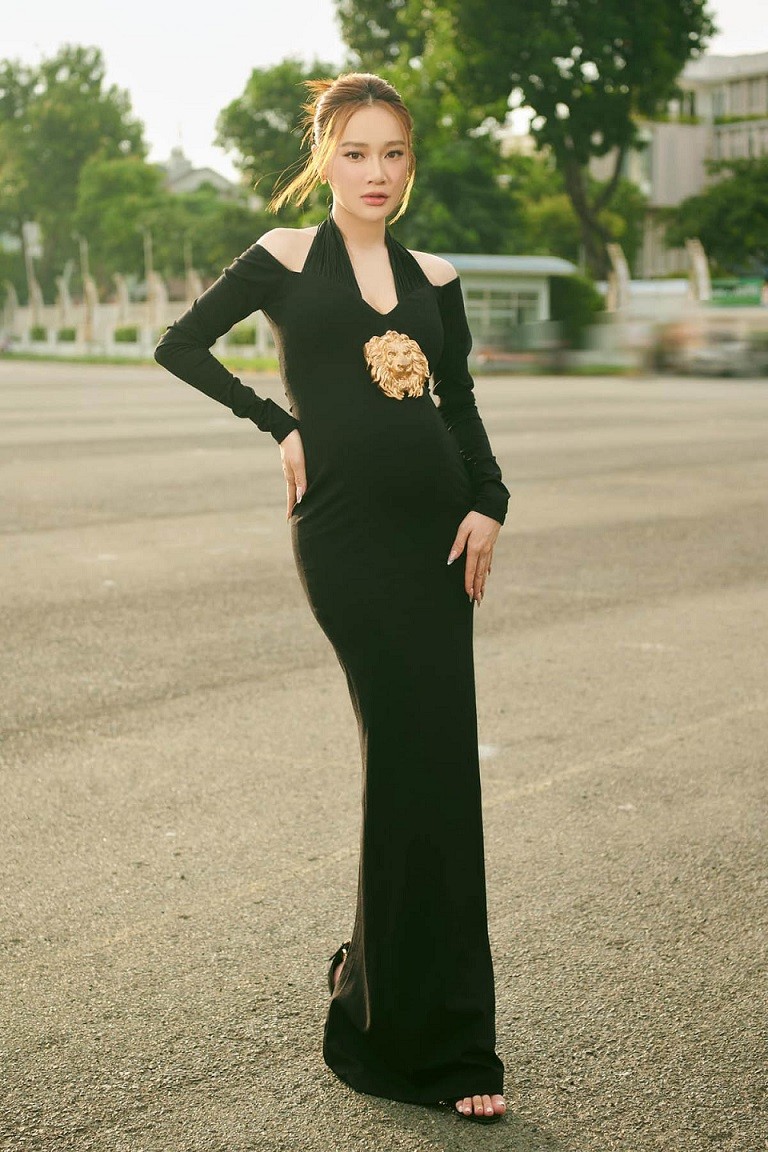 Nhã Phương khoe bụng bầu